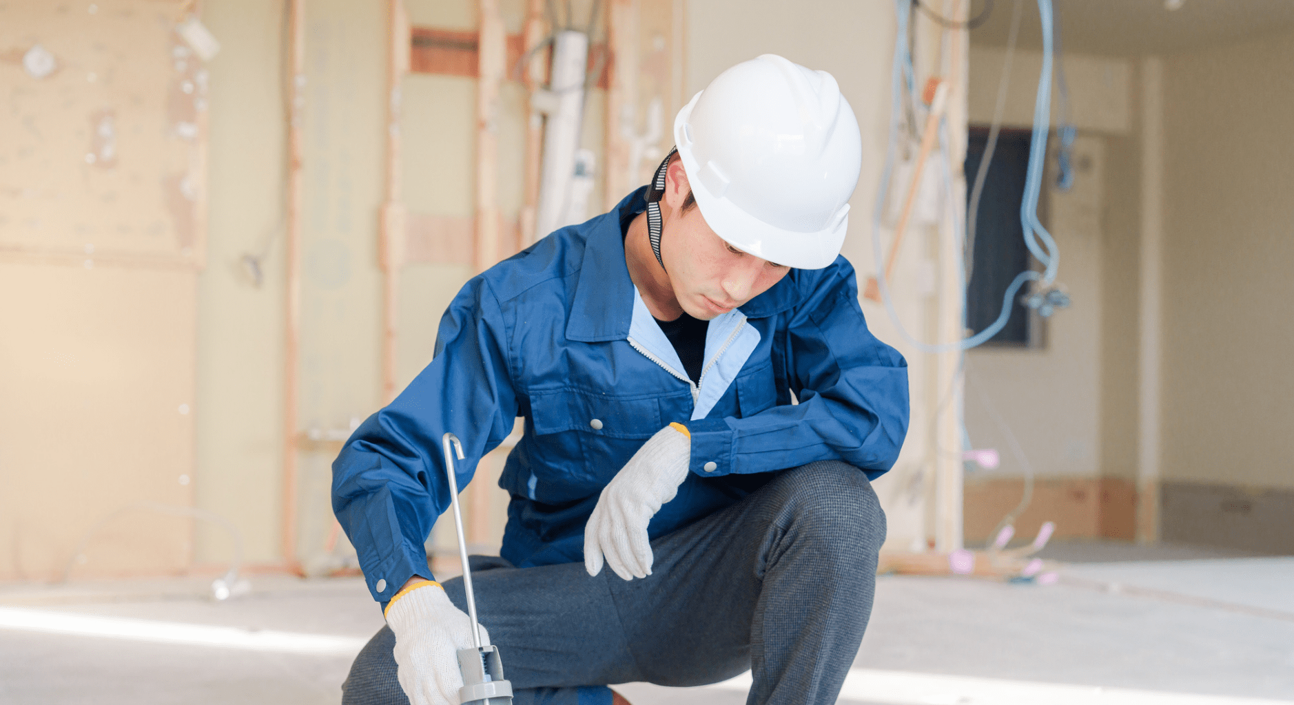 建築現場で作業している作業員